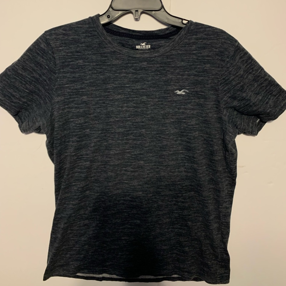 Hollister men short sleeve t-shirt medium.